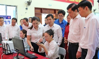 Phường Vũ Ninh ra mắt mô hình hỗ trợ dịch vụ công trực tuyến tại khu dân cư