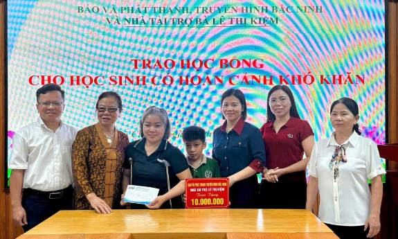 Báo và Phát thanh, Truyền hình Bắc Ninh cùng nhà tài trợ trao học bổng cho học sinh hoàn cảnh khó khăn