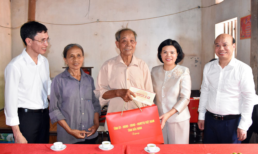  Phó Bí thư Tỉnh ủy Nguyễn Hương Giang thăm, tặng quà người có công tại xã Lạng Giang