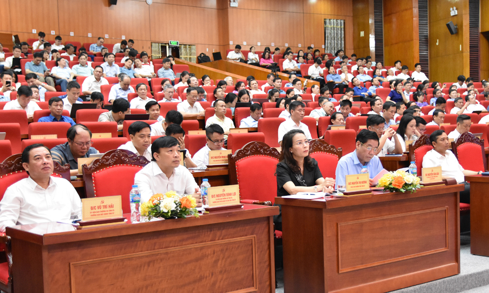  Thực hiện “5 nhất quán”, “3 sớm” và “5 rõ” để khẩn trương đưa 4 Nghị quyết của Bộ Chính trị vào cuộc sống