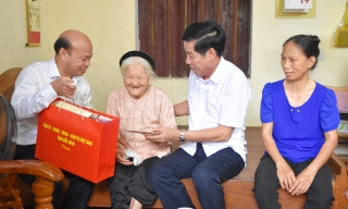 Bí thư Tỉnh ủy Nguyễn Văn Gấu thăm, tặng quà người có công tại phường Ninh Xá và Trạm Lộ