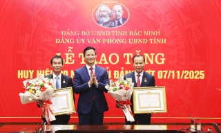 Chủ tịch UBND tỉnh Vương Quốc Tuấn trao Huy hiệu Đảng tại Đảng bộ Văn phòng UBND tỉnh