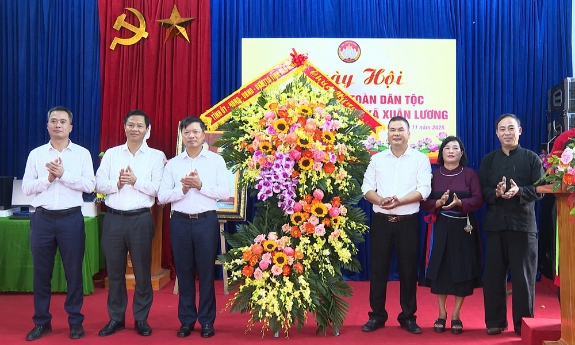 Phó Chủ tịch UBND tỉnh Đào Quang Khải dự Ngày hội Đại đoàn kết toàn dân tộc tại bản Ven