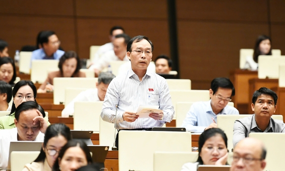 Phó Trưởng Đoàn đại biểu Quốc hội tỉnh Trần Văn Tuấn: Đề nghị làm rõ khái niệm “quê quán” trong Luật Hộ tịch (sửa đổi)