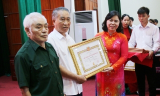 Đảng bộ xã Tân Dĩnh trao Huy hiệu Đảng, khen thưởng điển hình làm theo Bác