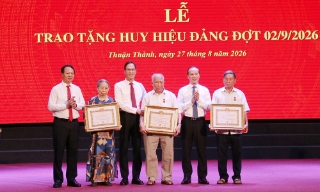 Phó Chủ tịch Thường trực UBND tỉnh Mai Sơn dự Lễ trao Huy hiệu Đảng tại phường Thuận Thành