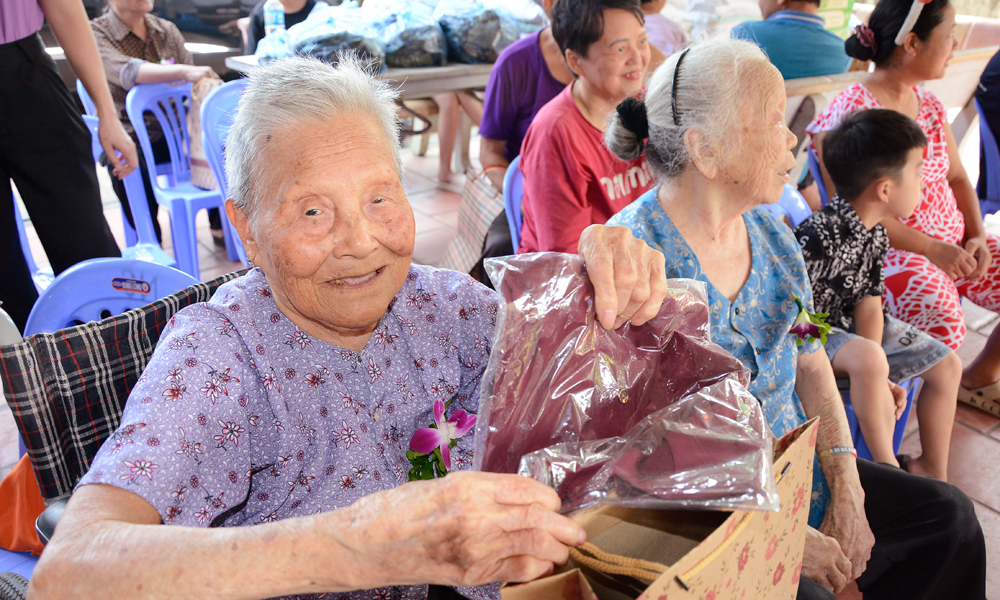  Bắc Ninh: Trao tặng nhiều phần quà ý nghĩa cho người tàn tật sau bệnh phong