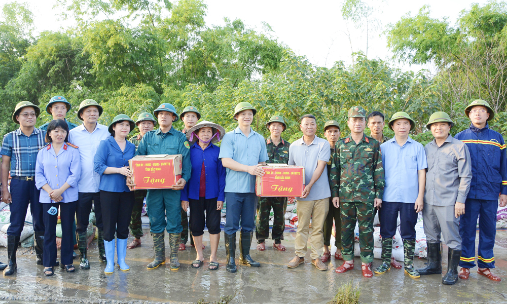  Chủ tịch UBND tỉnh Vương Quốc Tuấn thăm, động viên các lực lượng tham gia công tác chống tràn tại đê bối Đẩu Hàn