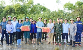 Chủ tịch UBND tỉnh Vương Quốc Tuấn thăm, động viên các lực lượng tham gia công tác chống tràn tại đê bối Đẩu Hàn