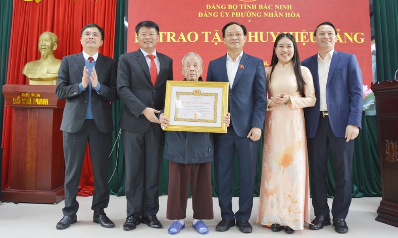  Đồng chí Phạm Văn Thịnh dự Lễ trao Huy hiệu Đảng tại Đảng bộ phường Nhân Hòa