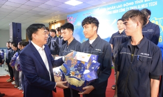 Trưởng Ban Tuyên giáo và Dân vận Tỉnh ủy Nguyễn Đình Lợi tặng quà công nhân lao động Công ty TNHH Almus Tech
