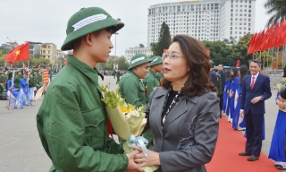 Phó Bí thư Thường trực Tỉnh ủy Nguyễn Thị Hương dự lễ giao, nhận quân tại điểm giao quân số 9 