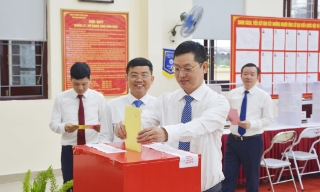 Phó Bí thư Tỉnh ủy, Chủ nhiệm Ủy ban Kiểm tra Tỉnh ủy Trần Huy Phương dự khai mạc bầu cử tại phường Từ Sơn 