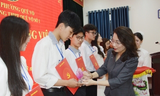 Phó Bí thư Thường trực Tỉnh ủy Nguyễn Thị Hương dự Lễ kết nạp đảng viên tại Trường Trung học phổ thông Quế Võ số 1