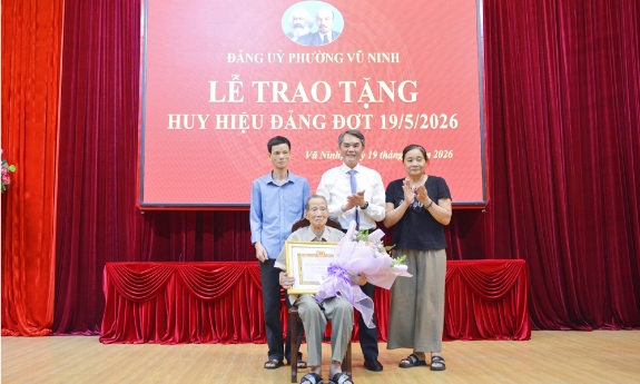 Phường Vũ Ninh trao Huy hiệu Đảng cho 50 đảng viên 