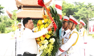 Các đồng chí lãnh đạo tỉnh Bắc Ninh dâng hương tưởng niệm đồng chí Lê Quang Đạo