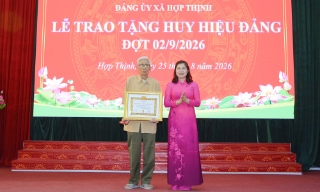 Phó Chủ tịch HĐND tỉnh Lâm Thị Hương Thành dự Lễ trao tặng Huy hiệu Đảng tại xã Hợp Thịnh