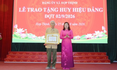  Phó Chủ tịch HĐND tỉnh Lâm Thị Hương Thành dự Lễ trao tặng Huy hiệu Đảng tại xã Hợp Thịnh