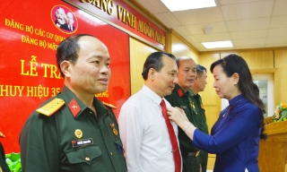 Chủ tịch Ủy ban MTTQ tỉnh Nguyễn Thị Hà dự Lễ trao tặng Huy hiệu Đảng cho 8 đảng viên