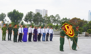 Lãnh đạo tỉnh Bắc Ninh dâng hương tưởng niệm các Anh hùng liệt sĩ tại phường Kinh Bắc