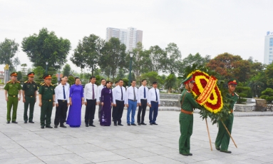  Lãnh đạo tỉnh Bắc Ninh dâng hương tưởng niệm các Anh hùng liệt sĩ tại phường Kinh Bắc