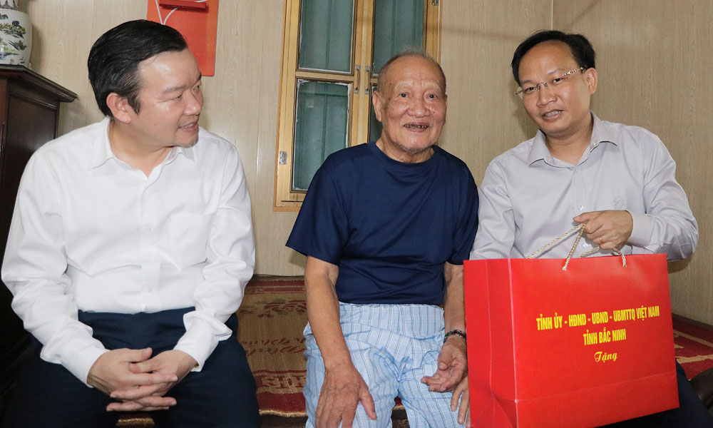  Phó Chủ tịch UBND tỉnh Phạm Văn Thịnh thăm, tặng quà gia đình người có công