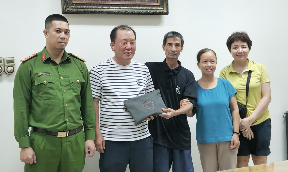  Bắc Ninh: Người dân nhặt được ví, giao nộp cho công an trả lại người đánh rơi