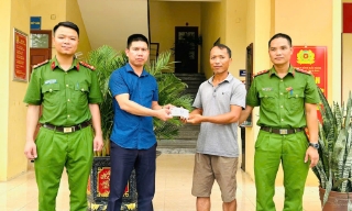 Trao trả 49 triệu đồng cho người đánh rơi
