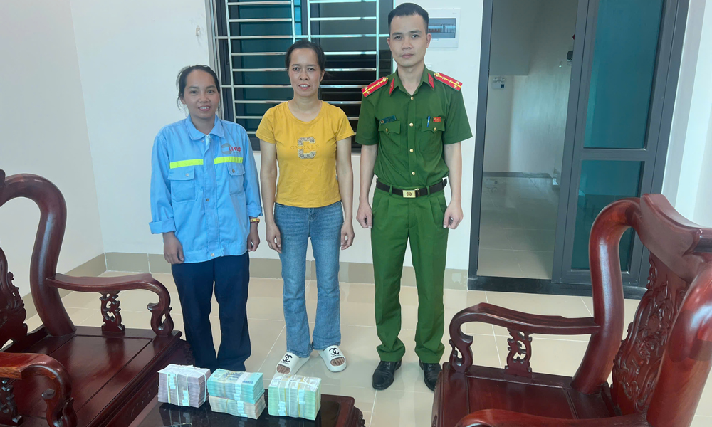  Trao trả lại cho người dân số tiền gần 500 triệu đồng chuyển khoản nhầm