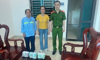Trao trả lại cho người dân số tiền gần 500 triệu đồng chuyển khoản nhầm