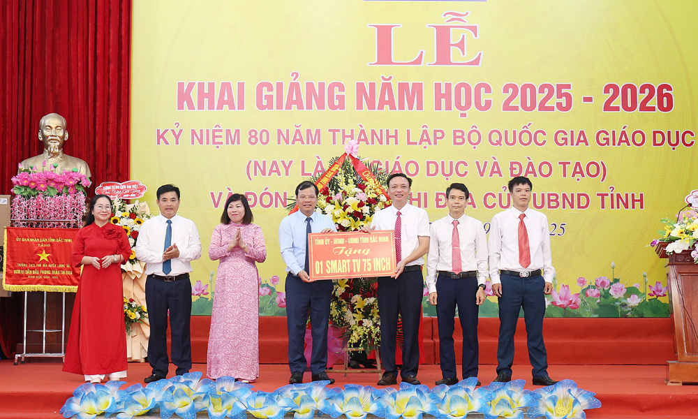  Phó Chủ tịch UBND tỉnh Phan Thế Tuấn trao Cờ thi đua cho Trường Trung học cơ sở Phú Hòa