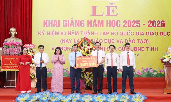 Phó Chủ tịch UBND tỉnh Phan Thế Tuấn trao Cờ thi đua cho Trường Trung học cơ sở Phú Hòa