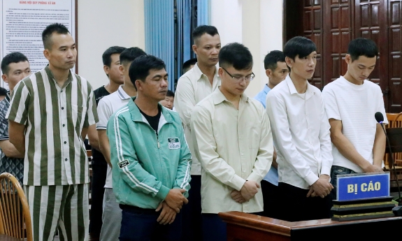 Tổ chức cho người khác ở lại Việt Nam trái phép - 11 đối tượng lĩnh án