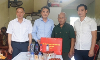Trưởng Ban Tổ chức Tỉnh ủy Vũ Minh Hiếu thăm, tặng quà người có công tại phường Phượng Sơn