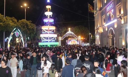 Bà con giáo dân hân hoan đón Giáng sinh an lành, ấm áp