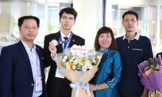 Chào đón Huy chương Bạc Olympic Vật lí quốc tế Nguyễn Công Vinh