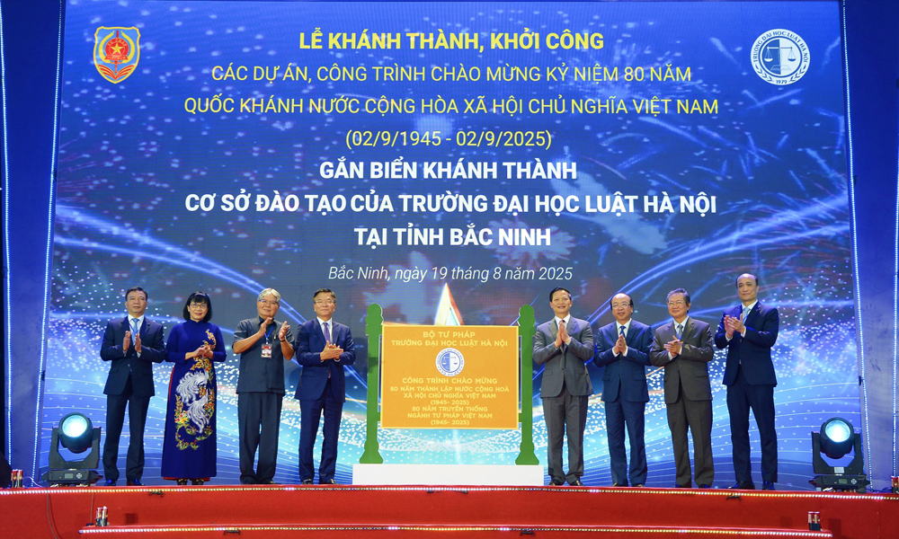  Phó Thủ tướng Lê Thành Long gắn biển công trình cơ sở đào tạo Trường Đại học Luật Hà Nội tại Bắc Ninh