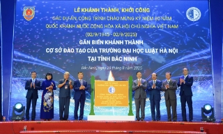 Phó Thủ tướng Lê Thành Long gắn biển công trình cơ sở đào tạo Trường Đại học Luật Hà Nội tại Bắc Ninh