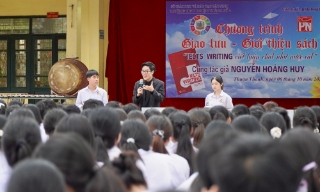 CEO Nguyễn Hoàng Huy truyền cảm hứng học tiếng Anh cho học sinh Thuận Thành
