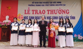 Trường Trung học phổ thông Nguyễn Du vinh danh 49 học sinh giỏi cấp tỉnh
