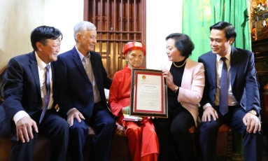  Phó Thủ tướng Phạm Thị Thanh Trà tặng quà cụ Nguyễn Thị Tuyến (phường Mão Điền) tròn 100 tuổi