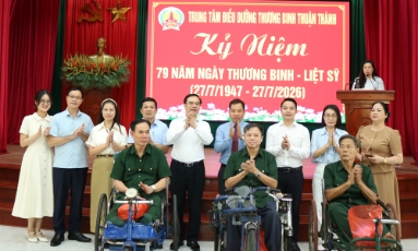  Đoàn công tác Tạp chí Cộng sản thăm, tặng quà tại Trung tâm Điều dưỡng thương binh Thuận Thành