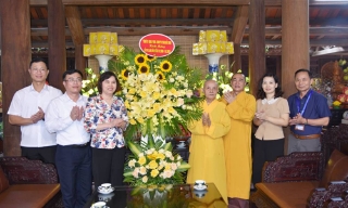 Phó Chủ tịch Thường trực HĐND tỉnh Trần Thị Hằng thăm, tặng quà chùa Hàm Long nhân lễ Vu Lan 2025