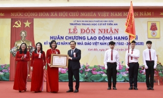 Trường Trung học cơ sở Tiền An đón nhận Huân chương Lao động hạng Nhì