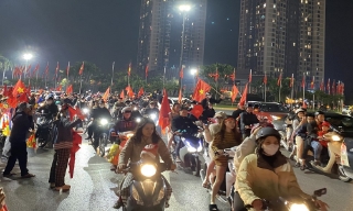 Bắc Ninh: Cổ động viên đổ ra đường mừng U22 Việt Nam vô địch SEA Games 33