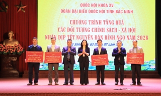 Đoàn Đại biểu Quốc hội tỉnh tặng quà Tết cho hộ nghèo, đối tượng chính sách 