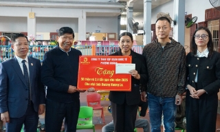 Công ty trách nhiệm hữu hạn Tập đoàn quốc tế Phượng Hoàng tặng quà Tết tại một số cơ sở bảo trợ xã hội