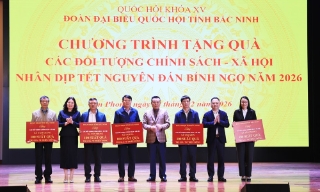 Đoàn Đại biểu Quốc hội tỉnh tặng quà Tết hộ nghèo, cận nghèo và đối tượng chính sách 