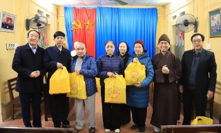 Tặng 400 suất quà Tết cho người khuyết tật, trẻ mồ côi.