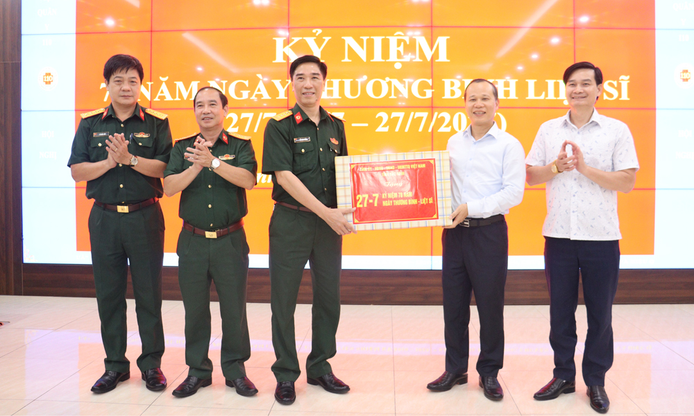  Phó Chủ tịch Thường trực UBND tỉnh Mai Sơn thăm, tặng quà Bệnh viện Quân y 110 và người có công 